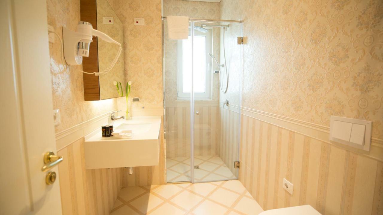 Royal Hill Hotel Vorë