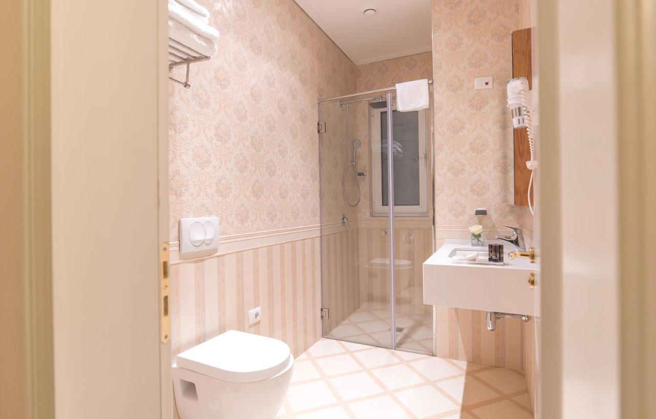 Royal Hill Hotel Vorë